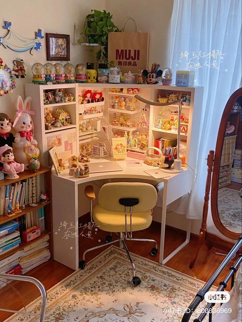 Cute Battlestation, Small Artist Bedroom, Room Ideas Aesthetic Desk, Unorganized Room, Yellow Kitchen Cabinets, Cute Desk Decor, Otaku Room, Dorm Room Ideas, Deco Studio