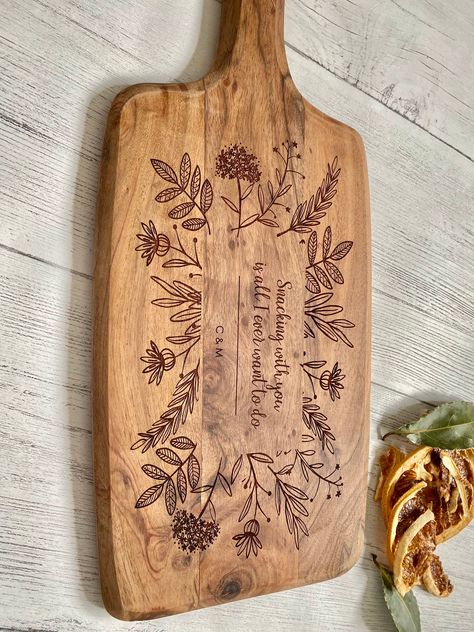 CHOPPING BOARD - CHARCUTERIE BOARD - PADDLE BOARD - Wild Flowers  Ellie & Hart engraved Wooden Serving/Chopping board make a wonderful gift.  This is beautifully crafted by hand from Acacia wood.  These incredibly detailed, wooden boards are a great alternative  and truly special gift that can be fully personalised and customised, whether it be for birthdays, weddings, engagement, parties, anniversaries, special occasions or just because you love them. These are a truly stunning addition to any kitchen, dining or entertaining space. The board is engraved by laser etching which offers a beautiful finish and great detail that will last a lifetime. The board is 45cm x 12cm approx but please get in touch if you would like this made at a bespoke size just for you. ** HOW TO ORDER ** To personal Wood Burn Chopping Board, Charcuterie Board Burn Design, Personalised Cheese Board, Dried Flowers On Wood, Cheese Board Design Wood, Wood Burning Wedding Ideas, Engraved Wood Ideas, Wood Burn Charcuterie Board, Wood Burned Charcuterie Board