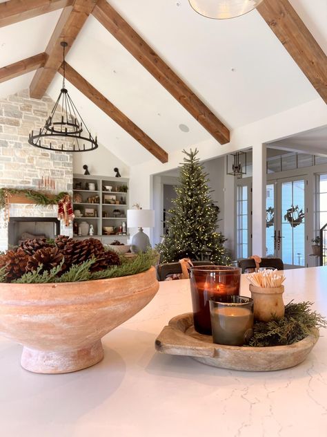 Rustic Luxe Christmas, Spanish House Christmas Decor, Modern French Christmas Decor, Alpine Christmas Decor, Spanish Christmas Decorations, Spanish Christmas Decor, French Christmas Decor, French Country Christmas, Spanish Christmas