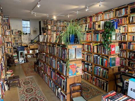 Spain Bookstore, Coffee Bookshop, Immaculate Vibes, Second Hand Bookstore, Bookstore Design, Addie Larue, Opening A Coffee Shop, Bookstore Cafe, Birthday Inspo