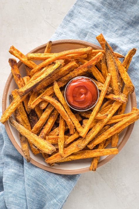 Learn all the secrets to getting truly crispy sweet potato fries baked in the oven! These are so easy, healthy, and delicious homemade! Best Baked Sweet Potato, Clean Eating Couple, Butternut Squash Fries, Squash Fries, Baked Sweet Potato Fries, Sweet Potato Recipes Fries, Crispy Sweet Potato Fries, Carrot Fries, Sweet Potato Fries Baked