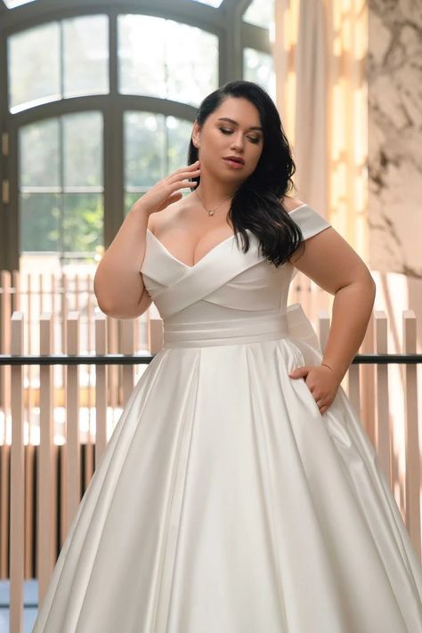 Modern Elegance: Plus-Size Minimalist Wedding Dress with Royal Satin and Sensual Design! – Marelli Exclusive Wedding Dress For Chubby Brides, Vestidos Curvy, Minimalist Wedding Dress, Wedding Dresses Plus, Simple Wedding Dresses, Plus Size Wedding Gowns, Waist Corset, Curvy Bride, Minimalist Wedding Dresses