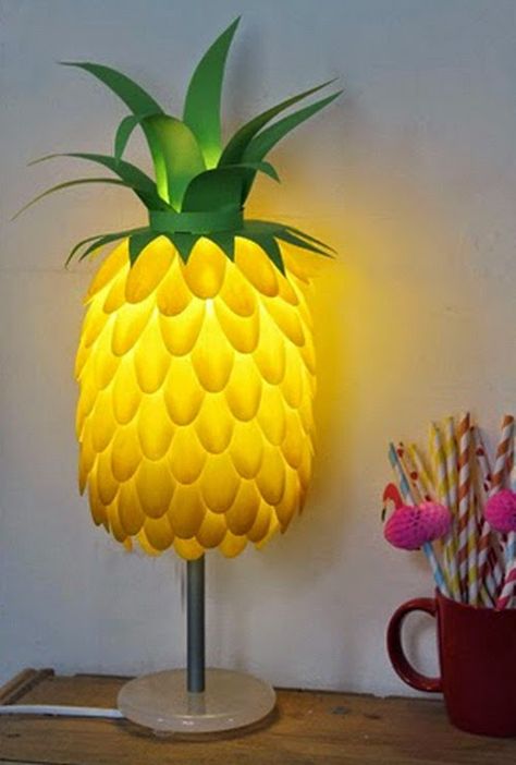 DIY lampara reciclando cucharas de plástico Plastic Spoon Lamp, Spoon Lamp, Plastic Spoon Art, Spoons Diy, Pineapple Crafts, Plastic Spoon Crafts, Diy Pineapple, Pineapple Lamp, Spoon Crafts