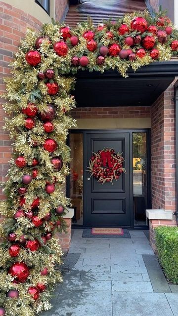 Classy Christmas Porch Decor, Walkway Christmas Decor, Christmas Tour Of Homes, Doorway Decorations, Christmas Doorway Decorations, Christmas Doorway, Easy Diy Christmas Decorations, Winter Decorations, Classy Christmas