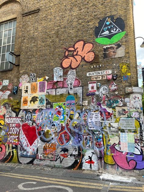 ✅CLICK THE LINK!⬆️ Discover the coolest neighborhood in London, Brick Lane! Home to street art, vintage shops, and amazing food. #london #bricklane , #Posters_On_Street_Walls #Old_Graffiti_Wall #Wall_Decor_Street_Style #London_Graffiti_Aesthetic Posters On Street Walls, London Graffiti Aesthetic, Urban London Aesthetic, Graffiti On Wall Street Artists, Street Posters Aesthetic, Street Poster Wall, City Graffiti Aesthetic, Street Artist Aesthetic, Graffiti Artist Aesthetic