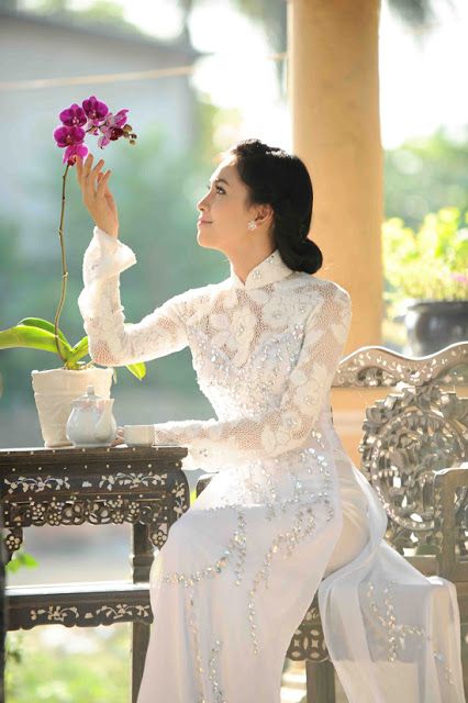 Lace Ao Dai, Vietnamese Wedding Dress, Vietnamese Wedding, Vietnamese Traditional Dress, Vietnamese Dress, Trendy Wedding Invitations, White Bridal, Beauty And Fashion, Asian Fashion