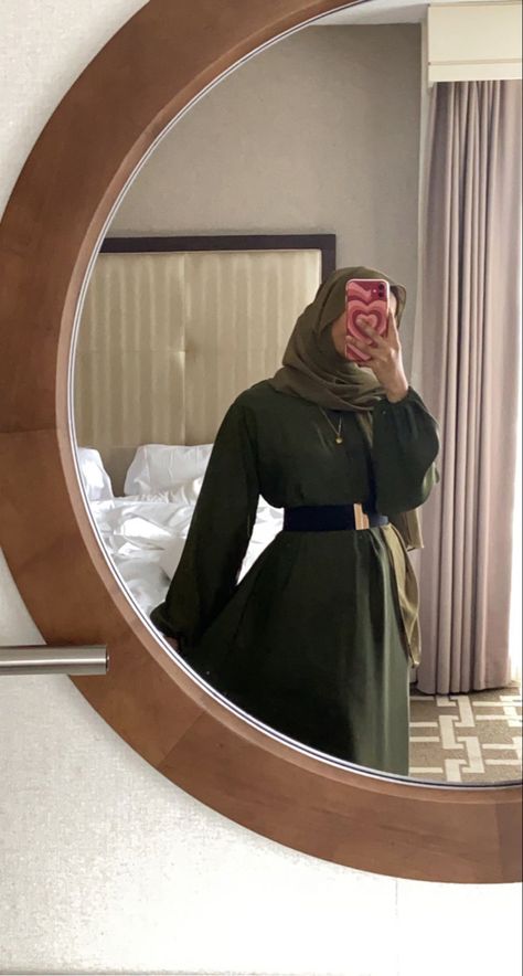 Olive green abaya outfit inspo Olive Green Hijabi Outfits, Olive Green Hijab Outfit, Green Abaya Outfit, Olive Green Dress Casual, Green Hijab Outfit, Green Abaya, 2023 Ootd, Olive Green Outfit, Green Hijab