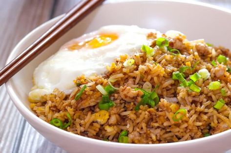 Nasi Goreng Serve your rice extremely flavorful with this easy-to-make Indonesian classic. This could possibly Nasi Goreng Telur, Special Fried Rice Recipe, Best Fried Rice Recipe, Fried Rice Seasoning, Nasi Goreng Ayam, Special Fried Rice, Kari Ayam, Pork Belly Recipes, Crispy Pork Belly