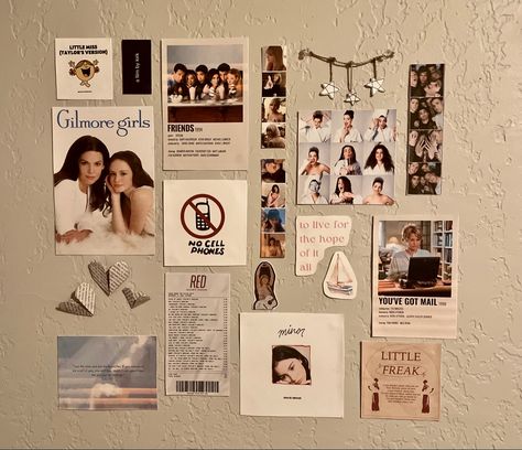 #decor #aesthetic #gilmore #taylorswift #gracieabrams #harrystyles #friends #room Rory Gilmore Room Inspiration, Poster Wall Collage Bedrooms, Gilmore Girls Bedroom Aesthetic, Gilmore Girls Inspired Room, Dorm Room Collage Wall, Gilmore Girls Room Aesthetic, Gilmore Girls Room Decor, Rory Gilmore Room Aesthetic, Rory Gilmore Room