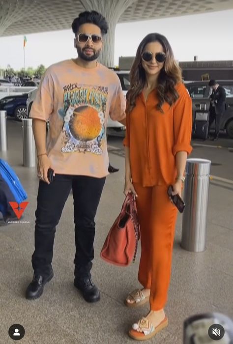 Indian Airport Look, Casual Airport Outfit, Relax Outfit, Casual Weekend Style, Tops Outfit, Modest Casual, Co Ords Outfits, Modest Casual Outfits, Celebrity Casual Outfits