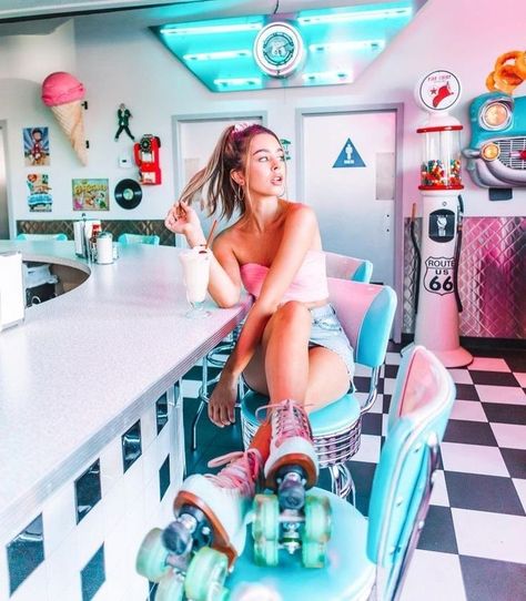 Roller Skating Pictures, Creepy Aesthetic, Sierra Furtado, Skating Pictures, Photoshoot Vintage, Roller Skating Outfits, Retro Photoshoot, Retro Roller Skates, The Aliens