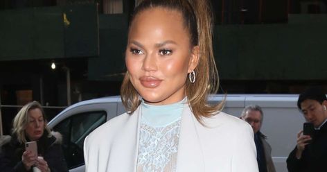 One thing we can always count on Chrissy Teigen for is sharing her life experiences in a candid and open way, regardless of the critics. Back in December, the model revealed that she decided to get sober after reading Holly Whitaker’s book, Quit Like a Woman: The Radical Choice to Not Drink in a Culture Quit Like A Woman, Chrissy Teigen Instagram, Mango Avocado Smoothie, Light Drinks, Giving Up Alcohol, Breakfast Lovers, Vegan Drinks, Avocado Smoothie, Chrissy Teigen