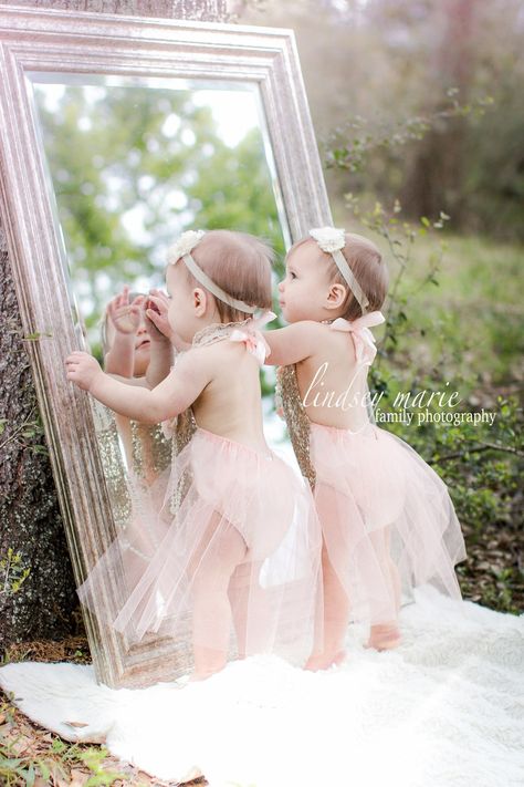 Twins smash cake. First birthday! Twin First Birthday Pictures, 1st Birthday Photoshoot For Twins, 1st Birthday Photoshoot Twins, One Year Twins Birthday, First Birthday Twins Photoshoot, Twin 1 Year Photoshoot, Twin 1st Birthday Photoshoot, Twin Smash Cake Pictures, Twin Girl 1st Birthday Themes