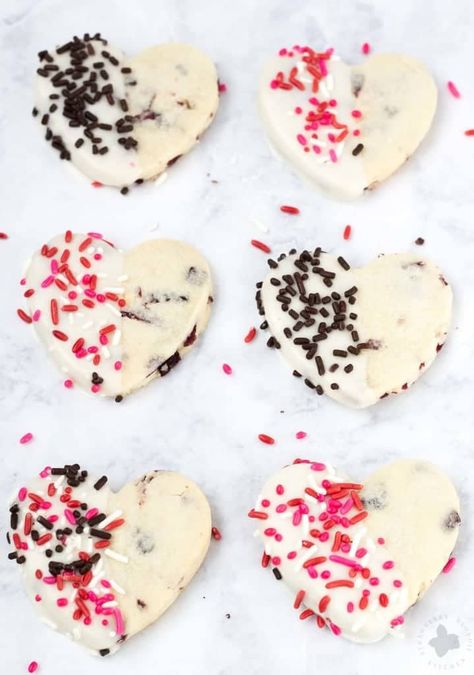 Surprise and delight your Valentine with these White Chocolate Cranberry Shortbread Heart Cookies. Nothing says I love you more than fresh home baked cookies shaped like hearts, dipped in white chocolate and covered in sprinkles! White Chocolate Strawberry Cookies, White Chocolate Chip Valentine Cookies, Pink Cookies With White Chocolate Chips, Cookie With Heart In The Middle, Heart Shaped Cookies With Jam, White Chocolate Cranberry, Heart Shaped Cookies, Heart Cookies, Chocolate Hearts