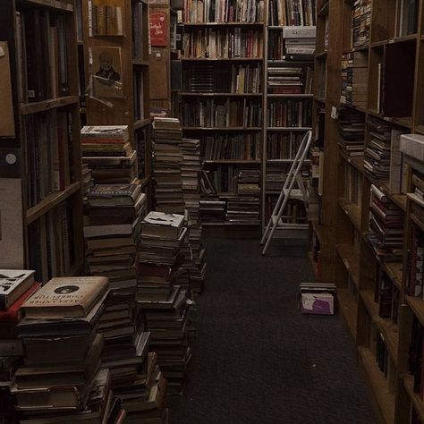 Dark Library Aesthetic, Library Dark Academia, Library Dark, Dark Academia Library, Dark Academia Grunge, Chaotic Academia, Books Library, Library Aesthetic, Hogwarts Aesthetic