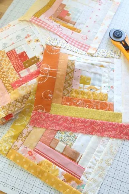 Improv Log Cabin Quilt, Scrappy Log Cabin Quilts Ideas, Scrappy Log Cabin, Log Cabin Blocks, Scrappy Log Cabin Quilts Free Pattern, Scrappy Log Cabin Quilts, Log Cabin Quilts Layouts, Dash Pattern, Churn Dash Quilt