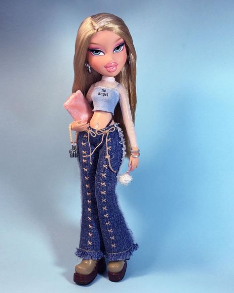 Chloe Bratz Outfit Ideas, Bratz Jeans Outfit, Bratz Jeans, Chloe Outfit, Bratz Doll Makeup, Bratz Fashion, Bratz Doll Outfits, Capri Outfits, Brat Doll