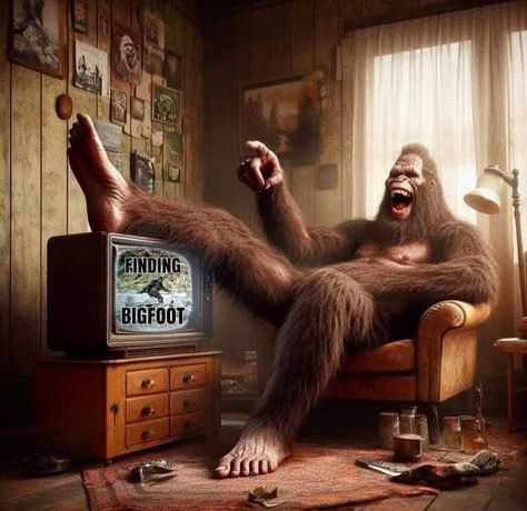 Real Bigfoot Pictures, Bf Stuff, Bigfoot Funny, Sasquatch Funny, Bigfoot Pictures, Giant People, Bigfoot Art, Finding Bigfoot, Bigfoot Sightings