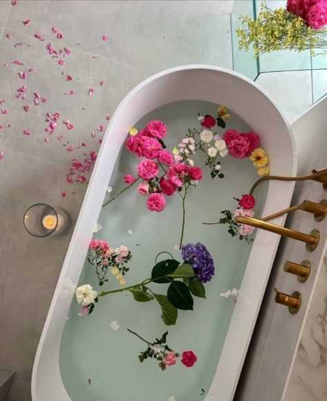 Romantic Bath, Bath Aesthetic, Tub Ideas, Dream Bath, Flower Bath, Relaxing Bath, Summer Bucket Lists, Alam Yang Indah, Bubble Bath