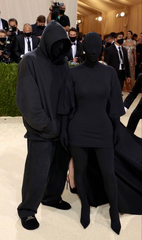 Kim K And Kanye, Kanye West Show, Kanye West Outfits, Kanye West And Kim, Kim Kardashian Kanye West, Met Gala Outfits, Kim Kardashian Outfits, Bianca Jagger, Gala Outfit