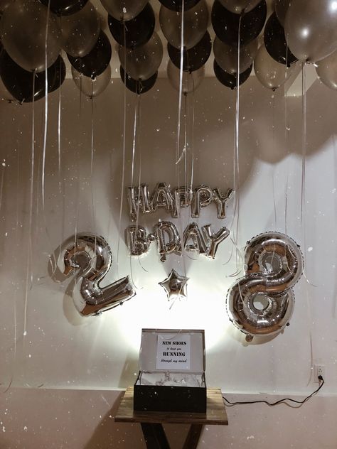 Simple Birthday Decor For Boyfriend, Room Decor For Men Birthday, Room Decor Ideas For Men Birthday, 28 Birthday Balloons, Simple Birthday Room Decorations For Boyfriend, Birthday Photography Men, Simple Birthday Decorations For Men, Decorate Boyfriends Room For Birthday, Birthday Set Up Ideas For Him