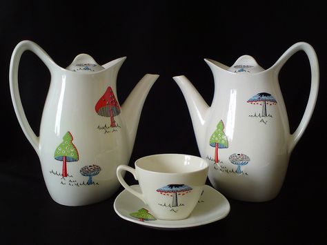 Midwinter Toadstools - Jessie Tait design from the Fabric seen in the set by Rosebanks 1956. 1950s Dishes, Midwinter Pottery, Mid Century Modern Dishes, Retro Kitchen Accessories, Coffee Tips, Dinner Ware, Vintage Coffee Pot, Moka Pot, Mid Century Pottery