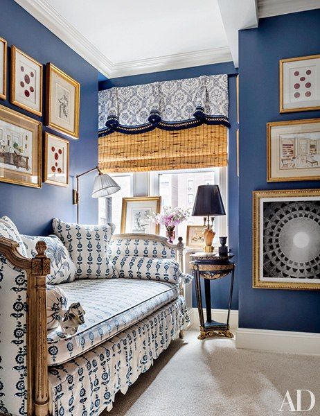 Painted a Benjamin Moore blue, the guest room of Alexa Hampton’s New York City family home features a Louis XVI daybed upholstered in a Les Indiennes fabric. Daybed Upholstered, French Daybed, Benjamin Moore Blue, Alexa Hampton, Blue White Decor, New York Homes, White Rooms, Blue Rooms, Design Del Prodotto