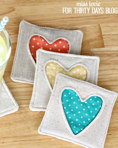 Try these simple heart fabric coasters to make a cute addition to any table top decor for your home. Syprosjekter For Nybegynnere, Pochette Diy, Simple Fabric, Scrap Fabric Projects, Fabric Hearts, Fabric Heart, Easy Ideas, Sewing Projects For Beginners, Easy Sewing Projects