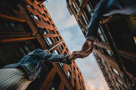 Street Photo Couple, Urban Photography Couple, Urban Couple Shoot, Wedding Street Photography, Lovestory City, Couple Street Photography, Urban Couple Photoshoot, Street Wedding Photography, Urban Couple