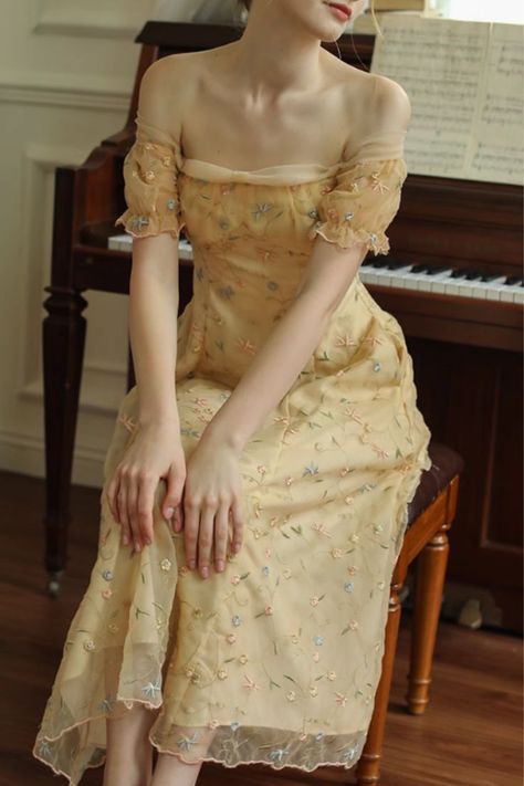 A woman wearing an elegant yellow off-shoulder dress with floral embroidery and a vintage floral pattern, ideal for a summer outfit. Women French Style, Vintage Summer Outfits, Model Clothes, French Women Style, Mori Kei, Dress Closet, Vintage Inspired Outfits, Art Dress, Dress Suits