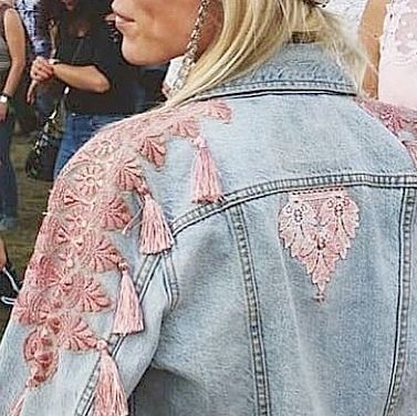 Fiberart Design on Instagram: "#bohoceket #bohemianjacket @paula_kunkel" Embellished Jacket Diy, Denim Jacket Upcycle, Decorated Jacket, Denim Jacket Diy, Embellished Jean Jacket, Jean Diy, Diy Denim Jacket, Embellished Denim Jacket, Painted Denim Jacket