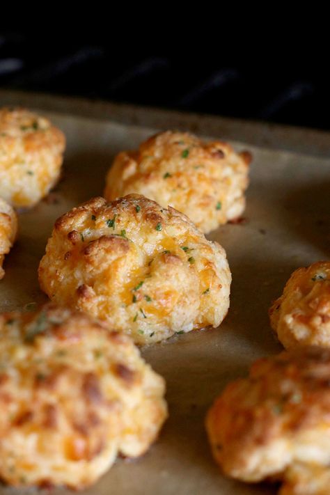 Biscuits Red Lobster, Red Lobster Cheddar Biscuits, Copycat Red Lobster, Baking Biscuits, Red Lobster Cheddar Bay Biscuits, Red Lobster Biscuits, Bread Healthy, Cheddar Bay Biscuits, Cheddar Biscuits