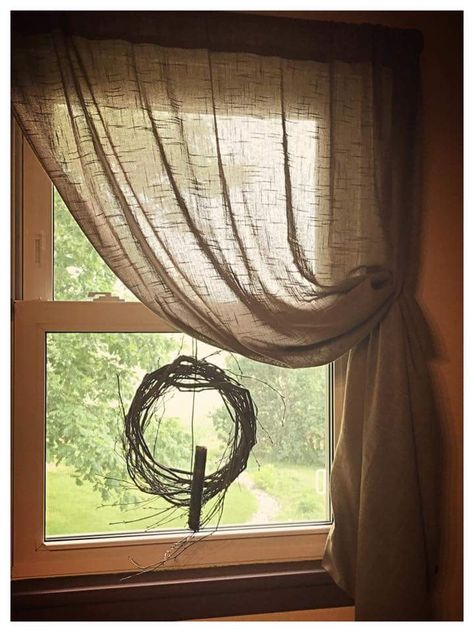 Rustic Lodge Curtains, Log Cabin Curtain Ideas, Log Cabin Window Treatments, Log Cabin Curtains, Colonial Curtains, Primitive Window Treatments, Ponds Powder, Cabin Window Treatments, Primitive Country Bedrooms