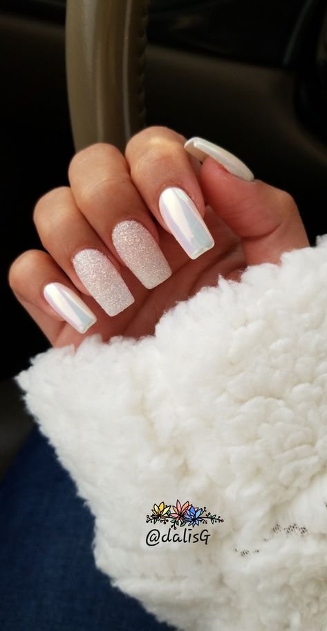 Acrylic Nails White Design, Trending Acrylic Nails White, Nails White Design, Gold Holiday Nails, Trending Acrylic Nails, White Sparkle Nails, Winter Wonderland Nails, Acrylic Nails White, Wonderland Nails