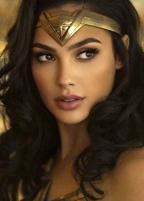 Gal Gadot Wonder Woman Makeup, Black Wonder Woman Costume, Wonder Woman Costume Makeup, Wonder Women Halloween Costume, Gal Gadot Makeup Looks, Wonder Woman Make Up, Superwoman Makeup, Wonder Woman Makeup Halloween, Wonder Women Makeup