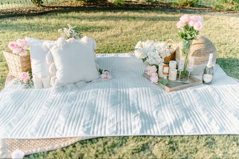 Romantic outdoor proposal set up. Pink and white Picnic Proposal Ideas Parks, Wedding Proposal Ideas Engagement, Picnic Proposal, Outdoor Proposal, Picnic Engagement, Wedding Proposals, Picnic Set, Proposal Engagement, Proposal Ideas