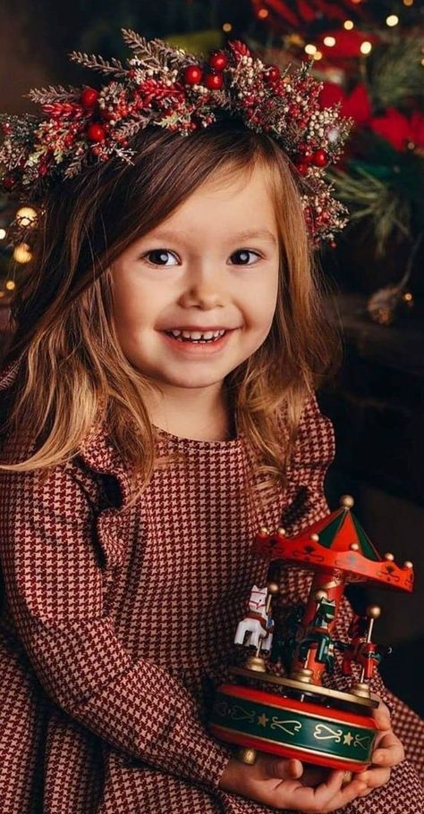 Christmas Photoshoot Toddler, Toddler Christmas Photoshoot, Christmas Photoshoot Kids, Photoshoot Christmas, Christmas Baby Pictures, Christmas Poses, Christmas Family Photoshoot, Baby Christmas Photos, Xmas Pictures