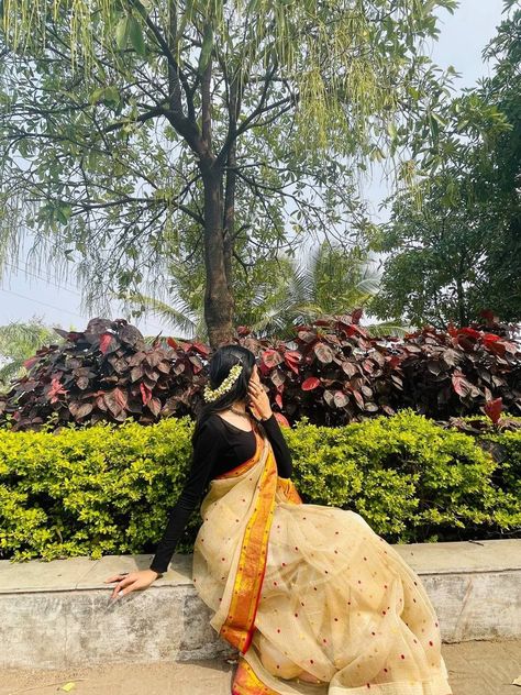 Saree Sitting Poses Photoshoot Ideas, Sitting Poses In Traditional Outfit, Poses Wearing Saree, Sitting Saree Poses At Home, Sari Aesthetic Pictures, Photo In Saree Pose, Aesthetic Lehenga Designs For Teens, Sare Pose Idea, Saree Sitting Pose