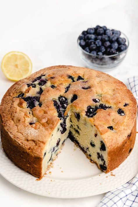 Simple Blueberry Cake, Blueberry Buttermilk Cake, Blueberry Cake Recipe, Berry Cake Recipe, Buttermilk Blueberry, Cake Recipes Uk, Summer Cake Recipes, Resipi Kek, Buttermilk Cake