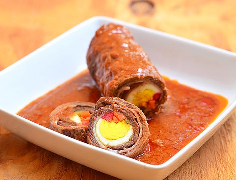 Morcon are Filipino-style roulades consisting of a slice of beef rolled around fillings and then cooked by braising method. Recipe Filipino Food, Beef Mechado, Beef Roulade, Kawaling Pinoy, Roulade Recipe, Beef Roll, Filipino Style, Filipino Dishes, Pinoy Food