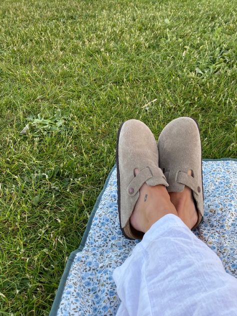 Green Birkenstocks, Boston Spring, Aesthetic Vintage Retro, Green Grasshopper, Clogs Outfits, Picnic Vibes, Spring Sunset, Birkenstock Clogs, Flowers Peony