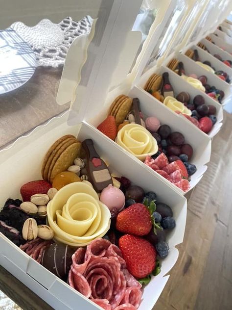 Mia Sibert - 12 mini charcuterie boxes Enjoy your group... Charcuterie Box Ideas, Individual Charcuterie Boxes, Mini Charcuterie Boxes, Charcuterie Vegan, Personal Charcuterie, Food Truck Desserts, Individual Charcuterie, Charcuterie Food, Charcuterie Box