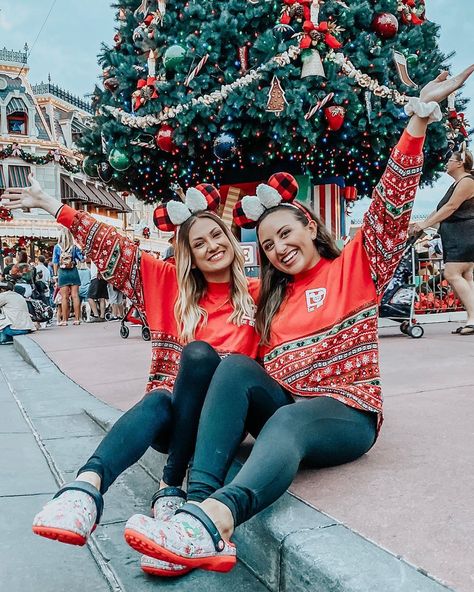 Disneyland Christmas Outfit, Disney Christmas Outfits, Disney Ootd, Disney Picture Ideas, Disney Gear, Disney Trip Outfits, Disney Wear, Bff Pics, Theme Park Outfits