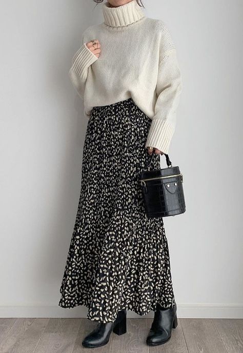 Printed Maxi Skirt Outfit, Flower Skirt Outfit, Mix And Match Outfits Hijab, Flare Skirts, Modest Winter Outfits, Floral Printed Skirt, Skirts For Girls, Black Skirt Outfits, Pullovers Outfit