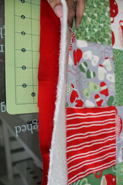 Simple Table Runner, Thanksgiving Runner, Christmas Table Runner Pattern, Quilted Table Runners Christmas, Christmas Quilting Projects, Table Runner Tutorial, Table Topper Patterns, Diy Sewing Gifts, Quilted Table Runners Patterns