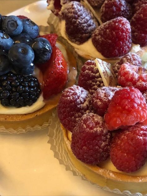 Vday Treats, Fruit Tarts, Raspberry Tarts, Mini Tart, Fruit Tart, Food Obsession, Coffee Recipes, Pretty Food, I Love Food