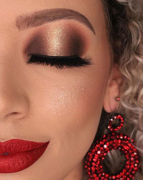 Elegant Christmas Makeup, Holiday Party Makeup Christmas, Christmas Party Make Up, Classy Makeup Looks Red Lips, Christmas Party Makeup Looks, Christmas Makeup Ideas Simple, Christmas Glam Makeup, Holiday Makeup Looks Christmas, Holiday Glam Makeup