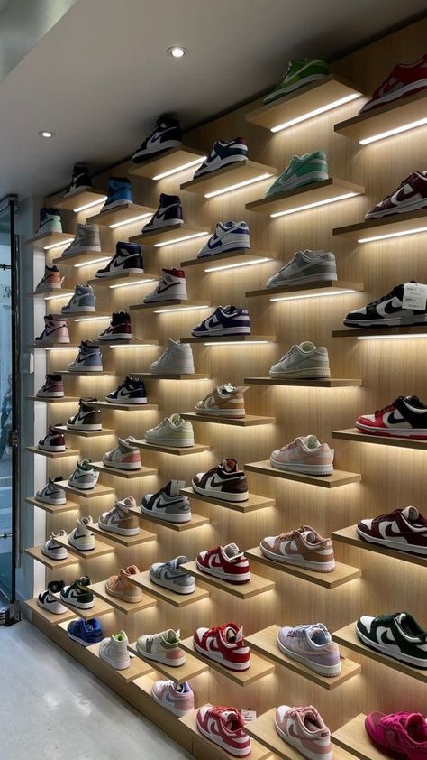 Hypebeast Store Interior, Interior Design Shoes Shop, Shoes Shelves Ideas, Shoe Store Aesthetic, Sneaker Shop Design, Zapaterias Ideas Shoe Stores, Shoes Display Design, Shoe Shop Interior Design, Shoe Display Retail