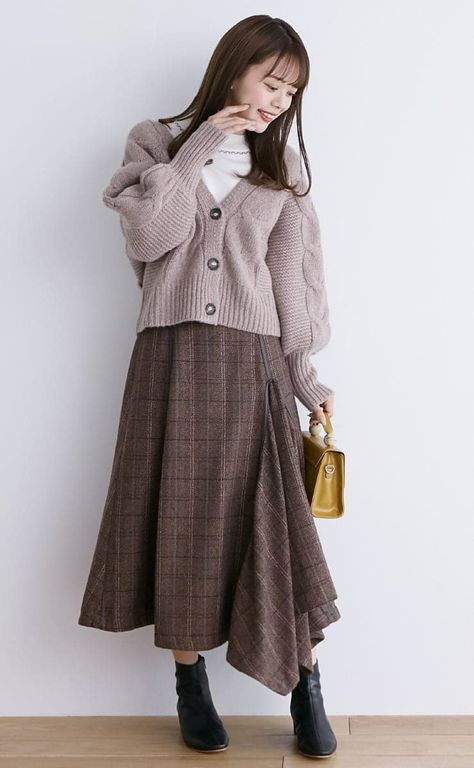 Cozy Japanese Outfit, Asian Womens Fashion, Japanese Soft Fashion, Japanese Fashion Women Casual Simple, Japanese Modest Outfit, Cardigan Long Skirt Outfit, Japanese Teacher Outfits, Oversized Sweater Outfit Korean, Japanese Mom Outfit