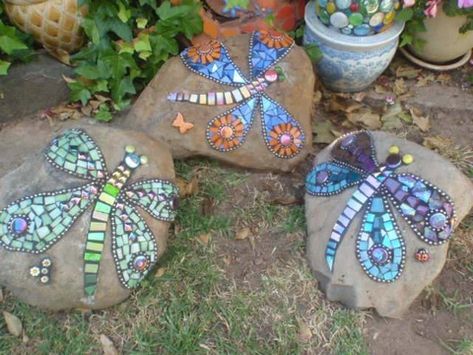 Learn How To Mosaic a Rock with Australia's Best Mosaic Supplier - The Mosaic Store Latin Decor, Iridescent Tiles, Conservatory Ideas, Mosaic Art Diy, Mosaic Rocks, Mosaic Garden Art, Painted Items, Patio Projects, Mosaic Art Projects